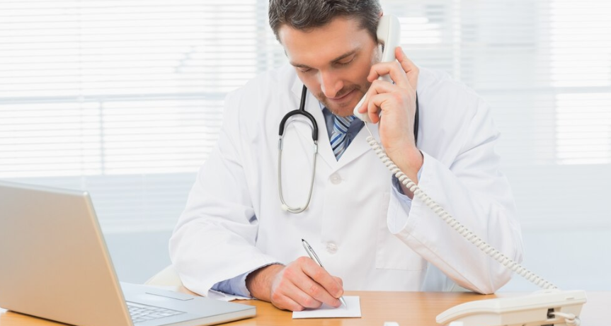 SOS Médecin Casablanca - Soins médicaux à domicile disponibles 24h/24 Médecin urgentiste de SOS Médecin Casablanca en visite à domicile, prêt à intervenir 24h/24